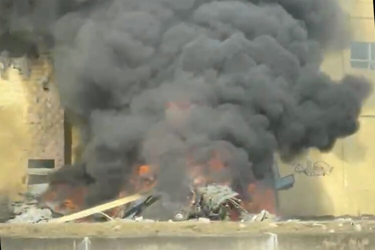 2 pilots die in fiery small plane crash into vacant building near(02)